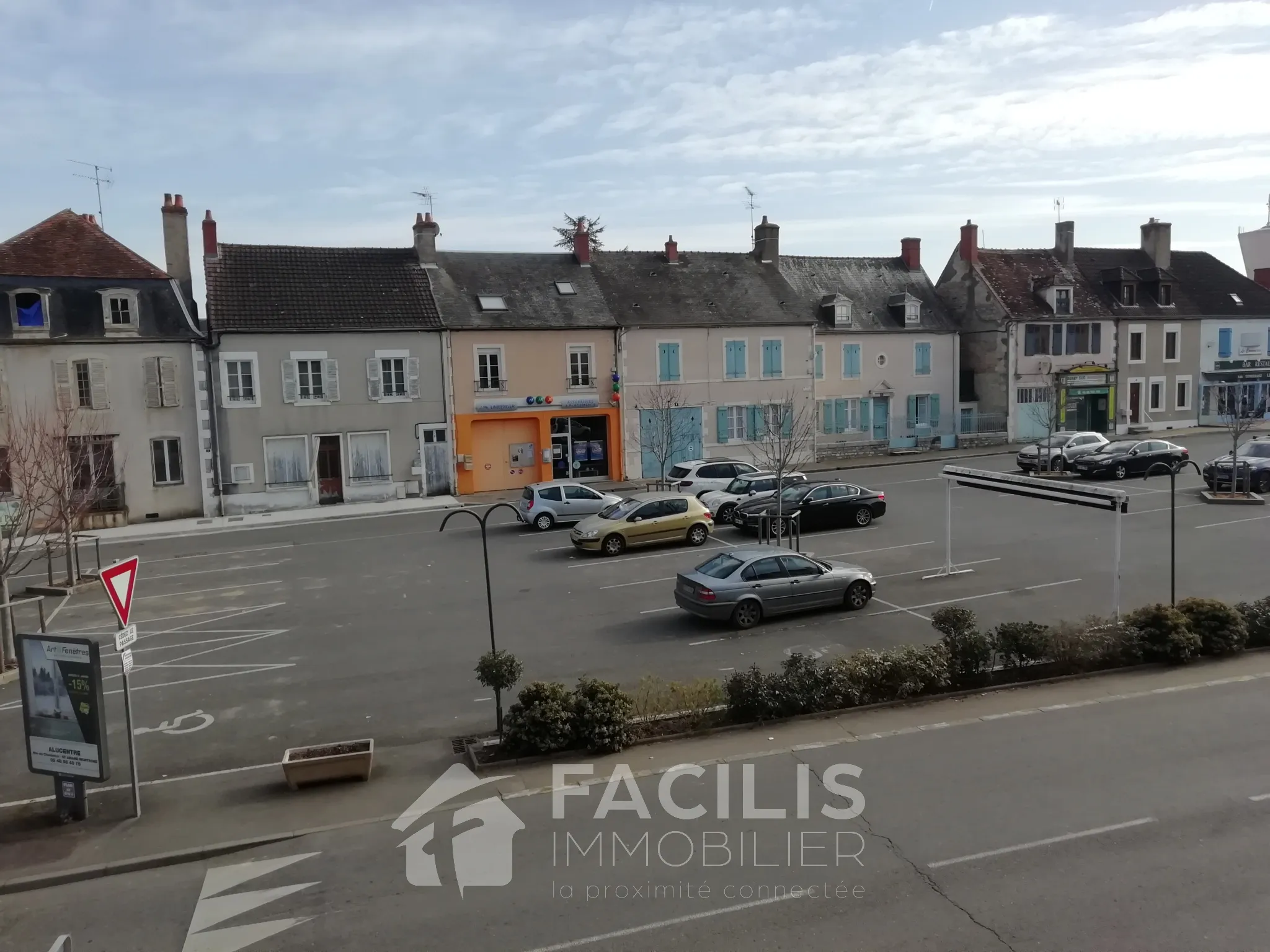 Appartement en plein centre ville de Sancoins avec vue sur la place 