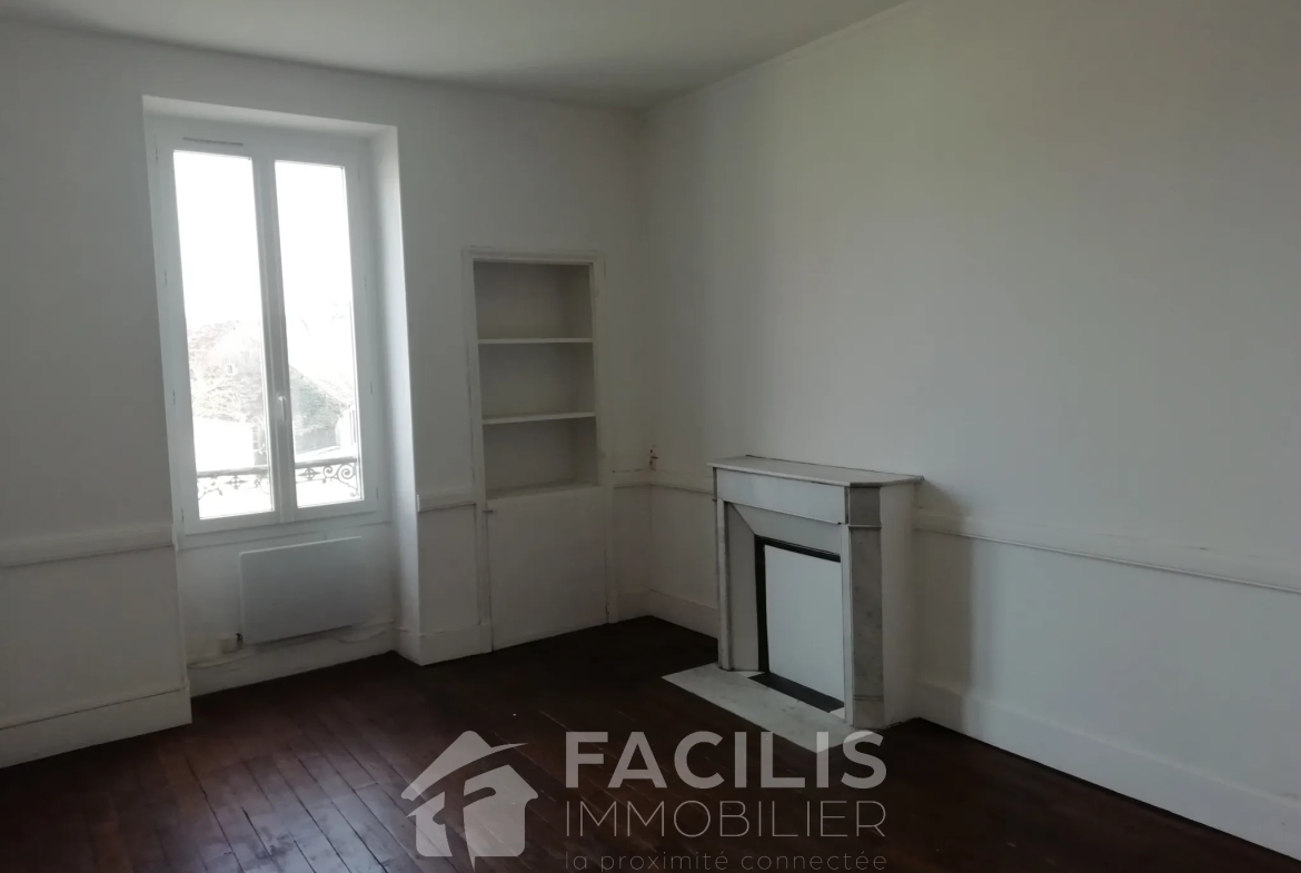 Appartement en plein centre ville de Sancoins avec vue sur la place 