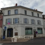 Appartement en plein centre ville de Sancoins avec vue sur la place