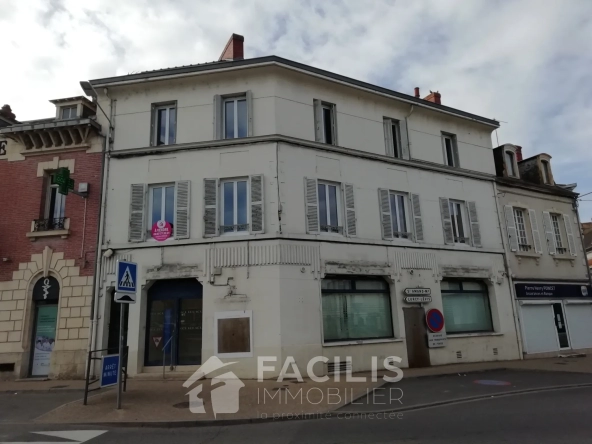 Appartement en plein centre ville de Sancoins avec vue sur la place