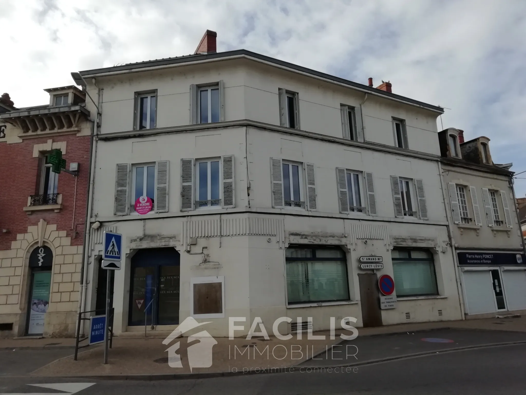 Appartement en plein centre ville de Sancoins avec vue sur la place 