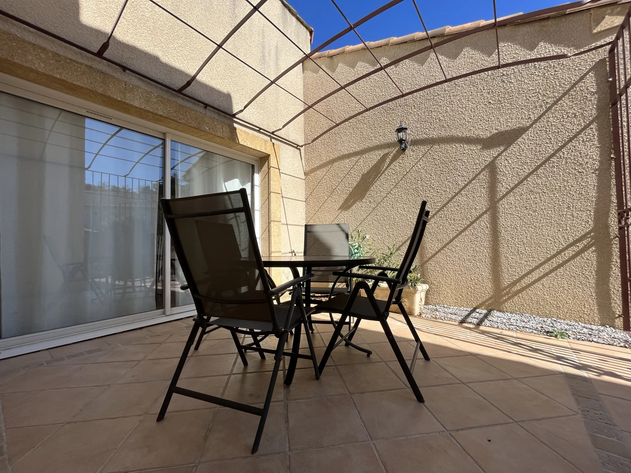 Magnifique villa T4 avec piscine sur grand terrain arboré à Montbrun des corbieres 