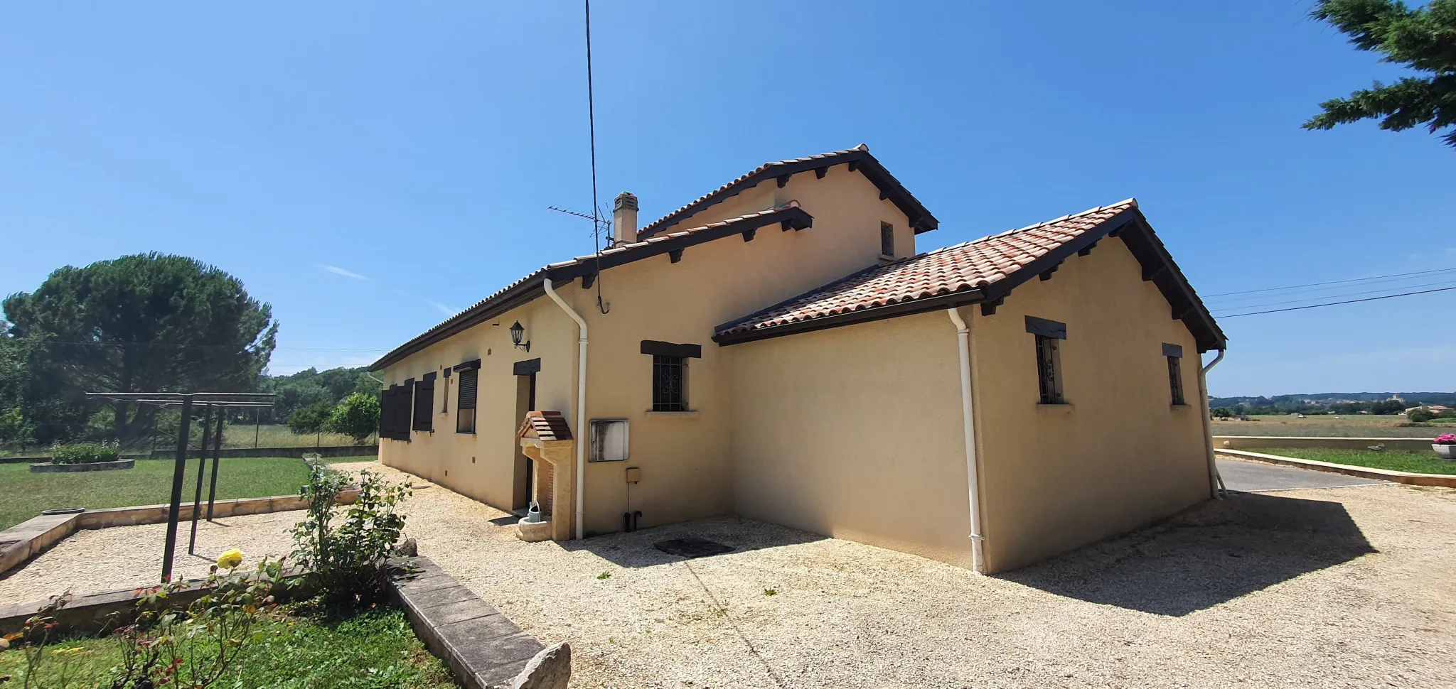 Charmante villa à Montayral avec jardin paysagé et garage attenant 