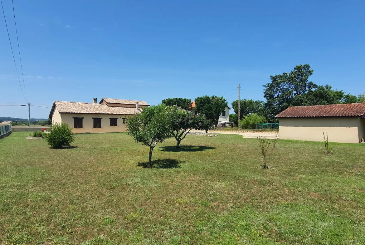 Charmante villa à Montayral avec jardin paysagé et garage attenant 