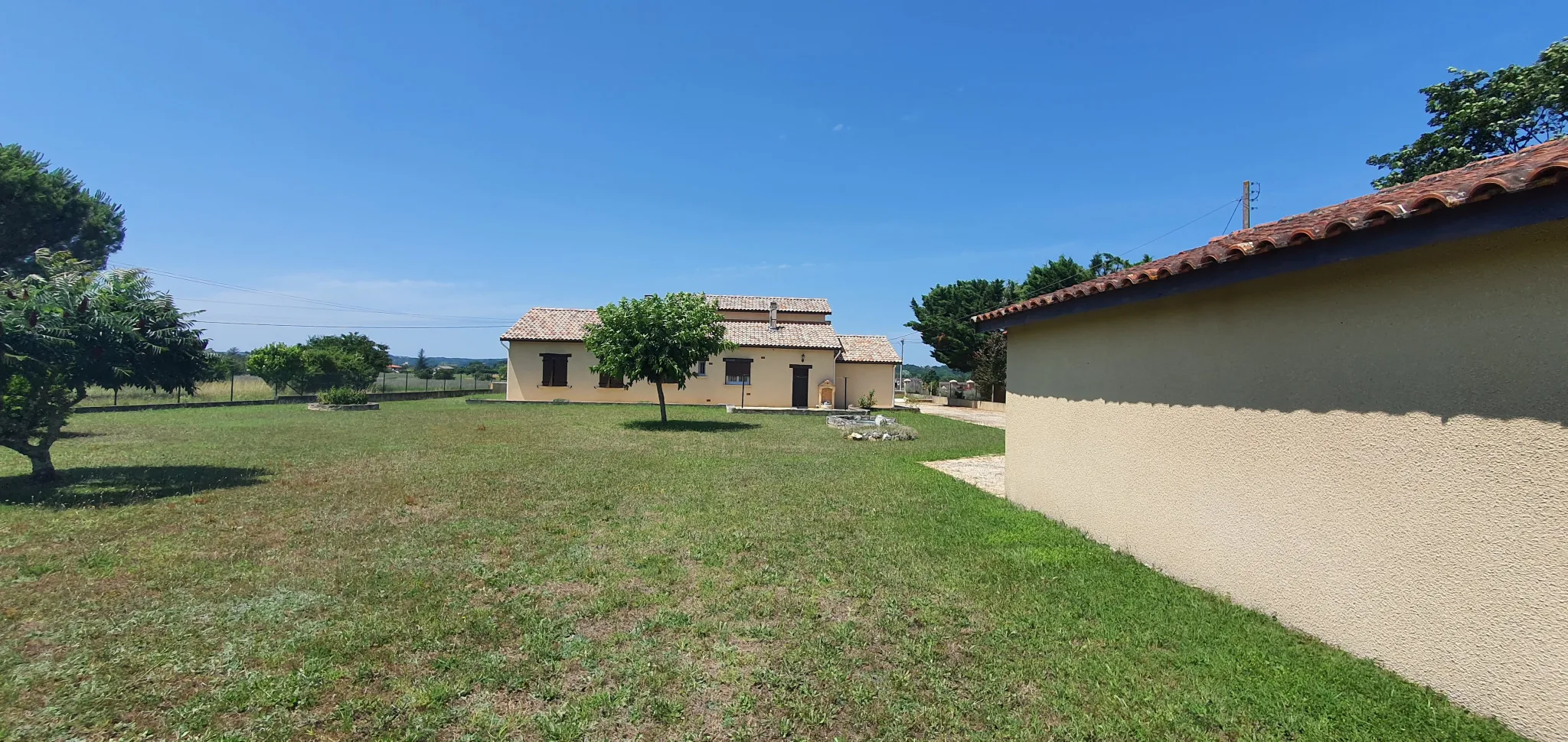 Charmante villa à Montayral avec jardin paysagé et garage attenant 