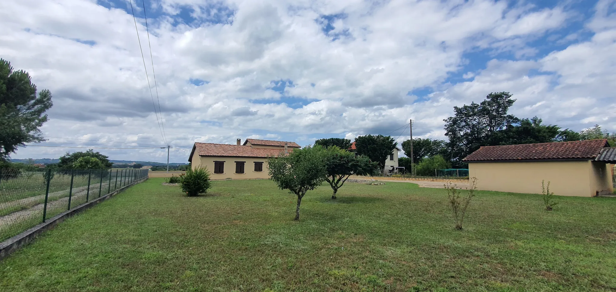 Charmante villa à Montayral avec jardin paysagé et garage attenant 