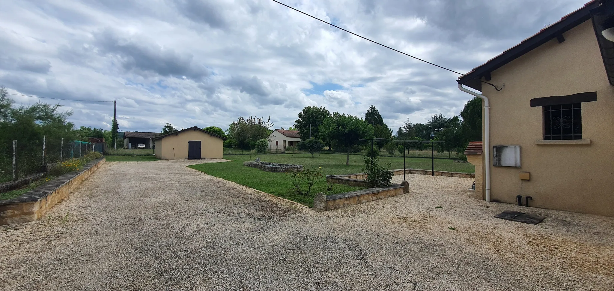 Charmante villa à Montayral avec jardin paysagé et garage attenant 