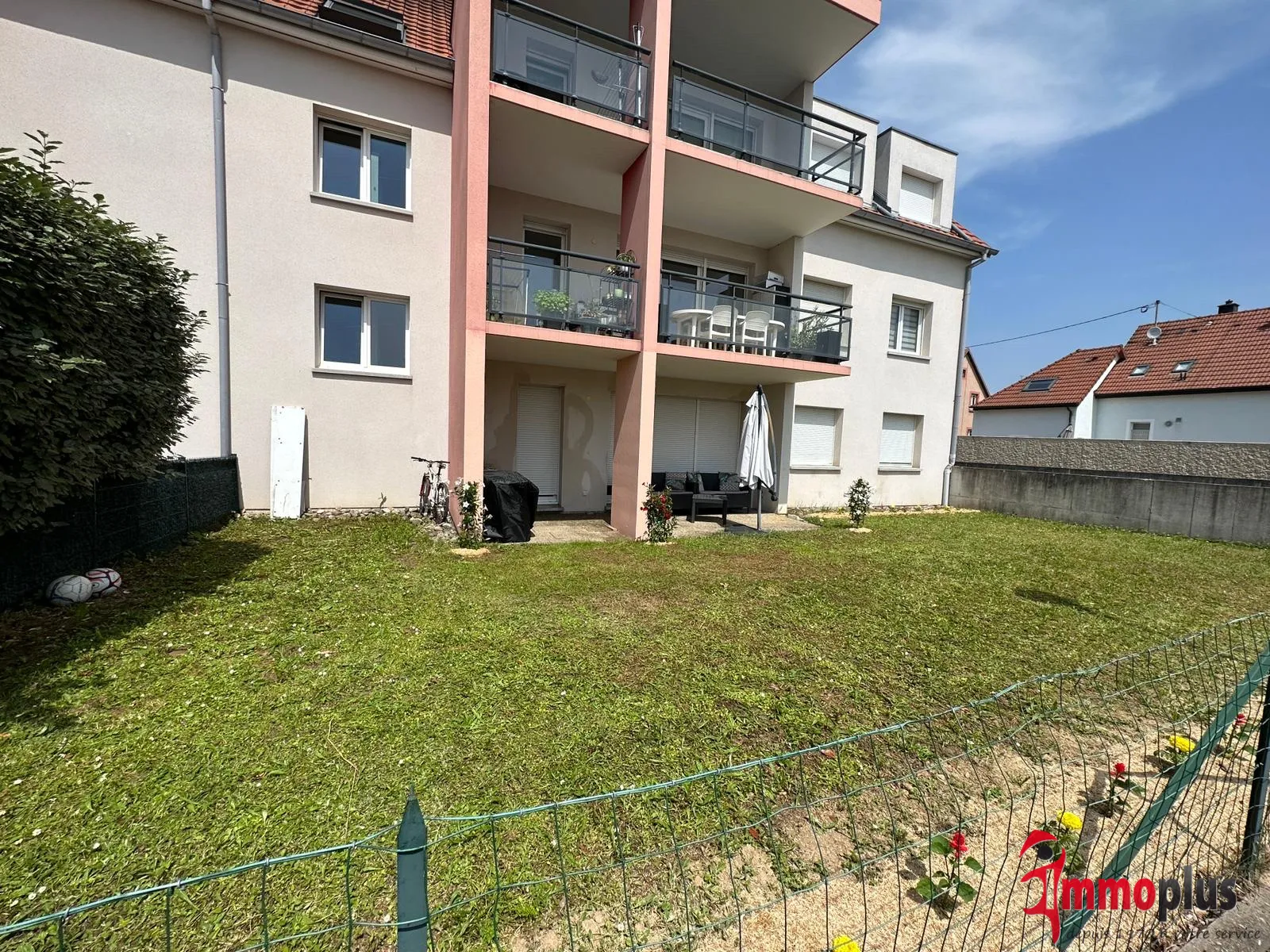 Appartement F3 avec terrasse, jardin clos de 113m2, garage, cave et stationnement 