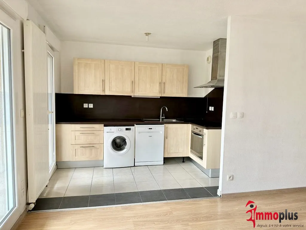 Appartement F3 avec terrasse, jardin clos de 113m2, garage, cave et stationnement 