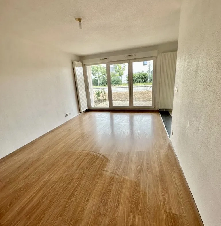 Appartement F3 avec terrasse, jardin clos de 113m2, garage, cave et stationnement 