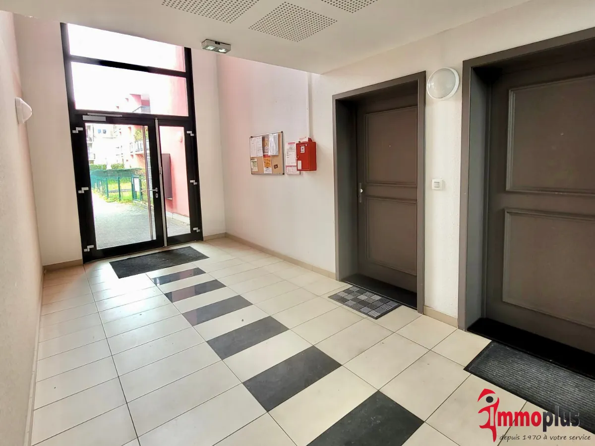 Appartement F3 avec terrasse, jardin clos de 113m2, garage, cave et stationnement 