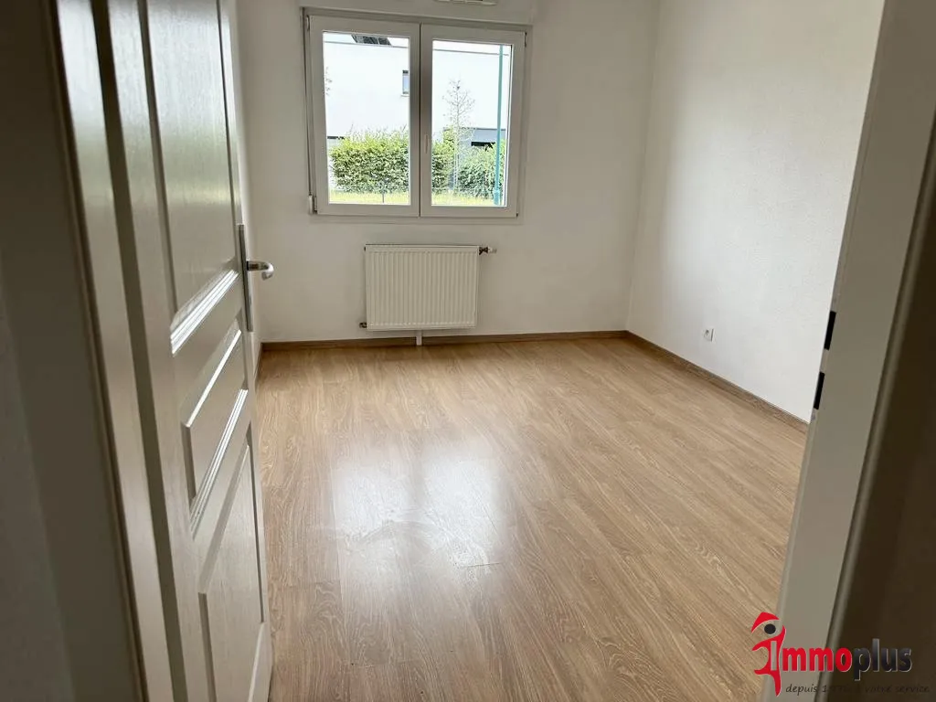 Appartement F3 avec terrasse, jardin clos de 113m2, garage, cave et stationnement 