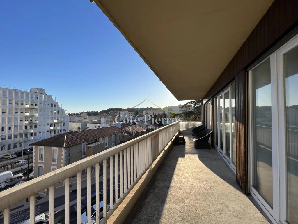 Appartement de Type 4 avec Terrasse et Vue Dégagée à Nîmes