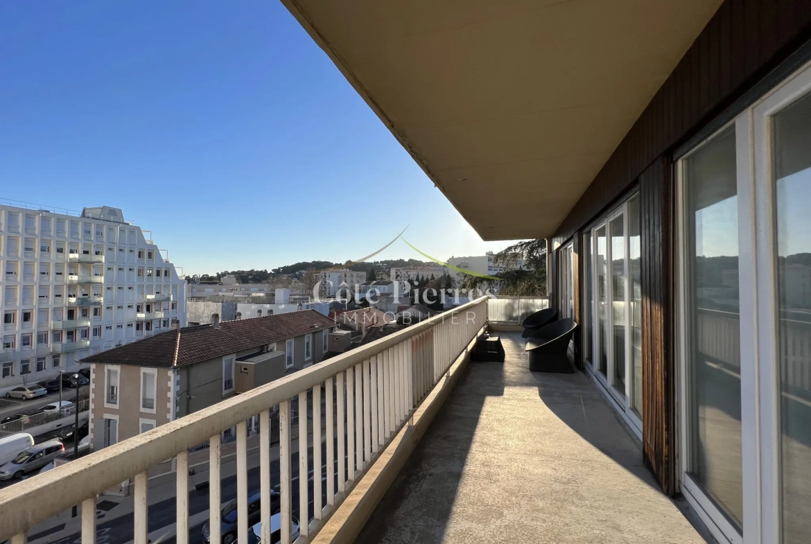 Appartement de Type 4 avec Terrasse et Vue Dégagée à Nîmes 