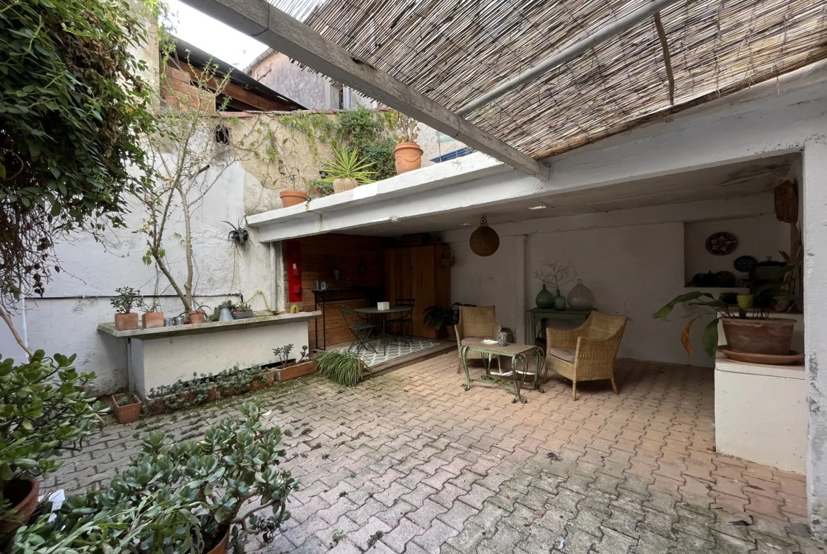 Magnifique maison de maître avec beaucoup de cachet dans le village toutes commodités du Minervois 