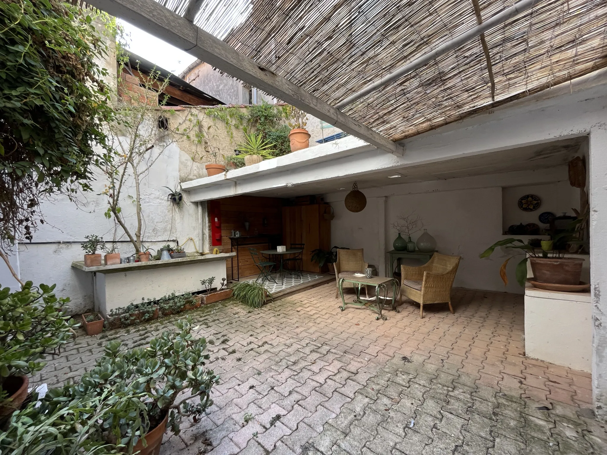 Magnifique maison de maître avec beaucoup de cachet dans le village toutes commodités du Minervois 