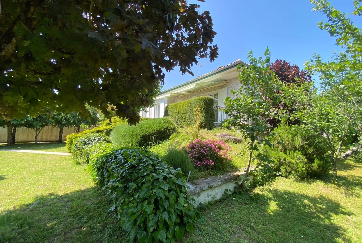 Beau pavillon à Magne avec piscine couverte 