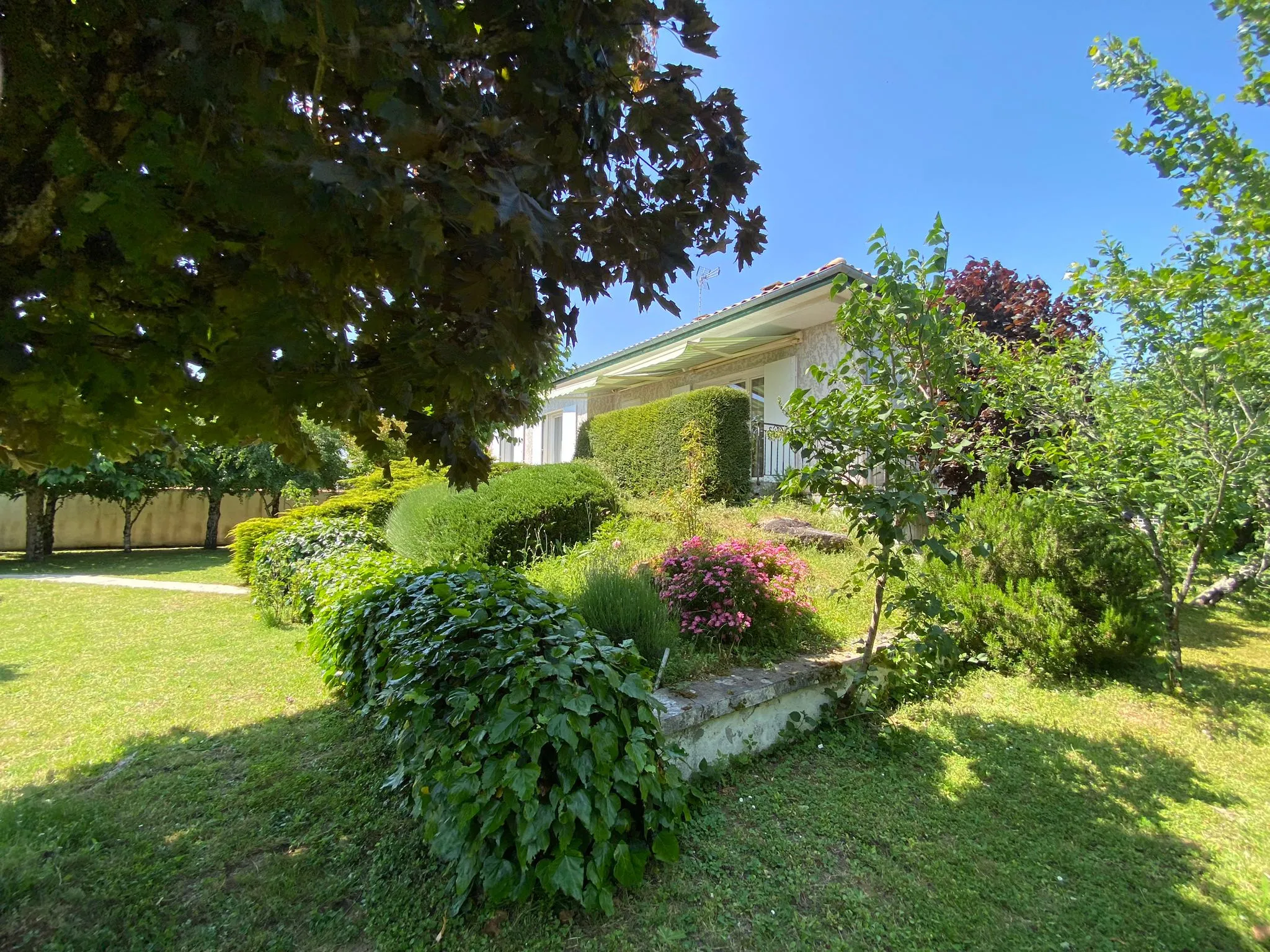 Beau pavillon à Magne avec piscine couverte 