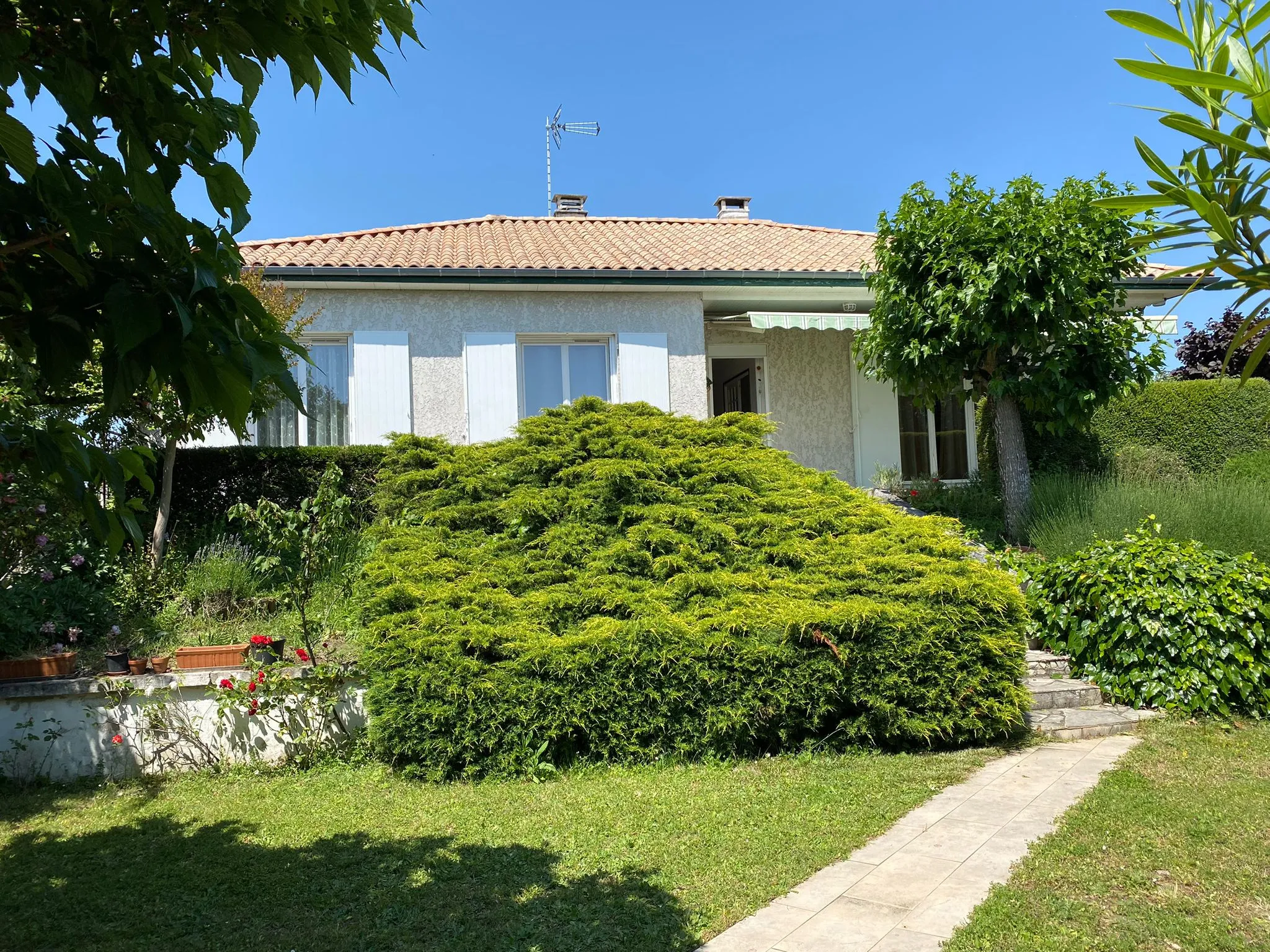 Beau pavillon à Magne avec piscine couverte 