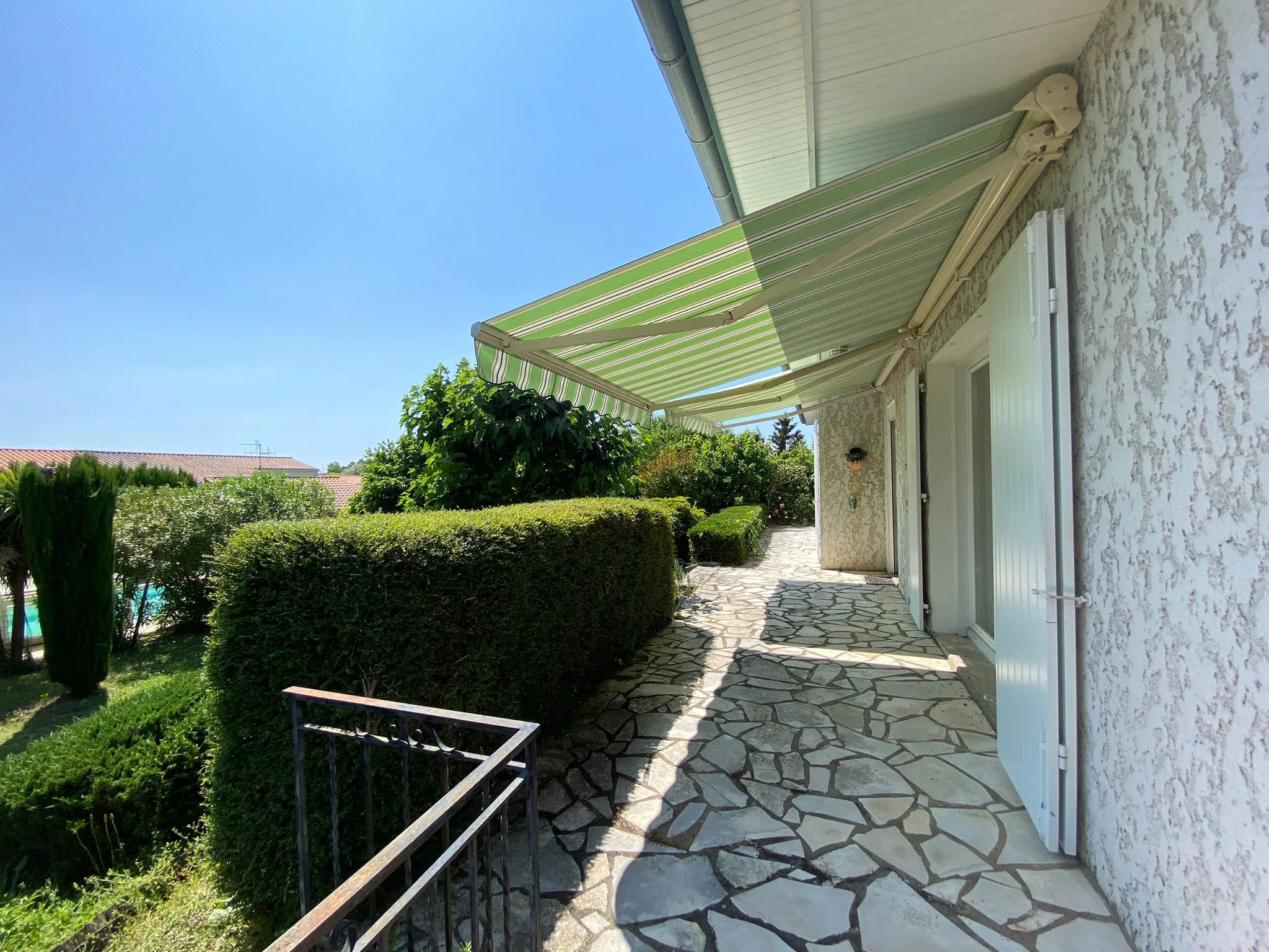 Beau pavillon à Magne avec piscine couverte 