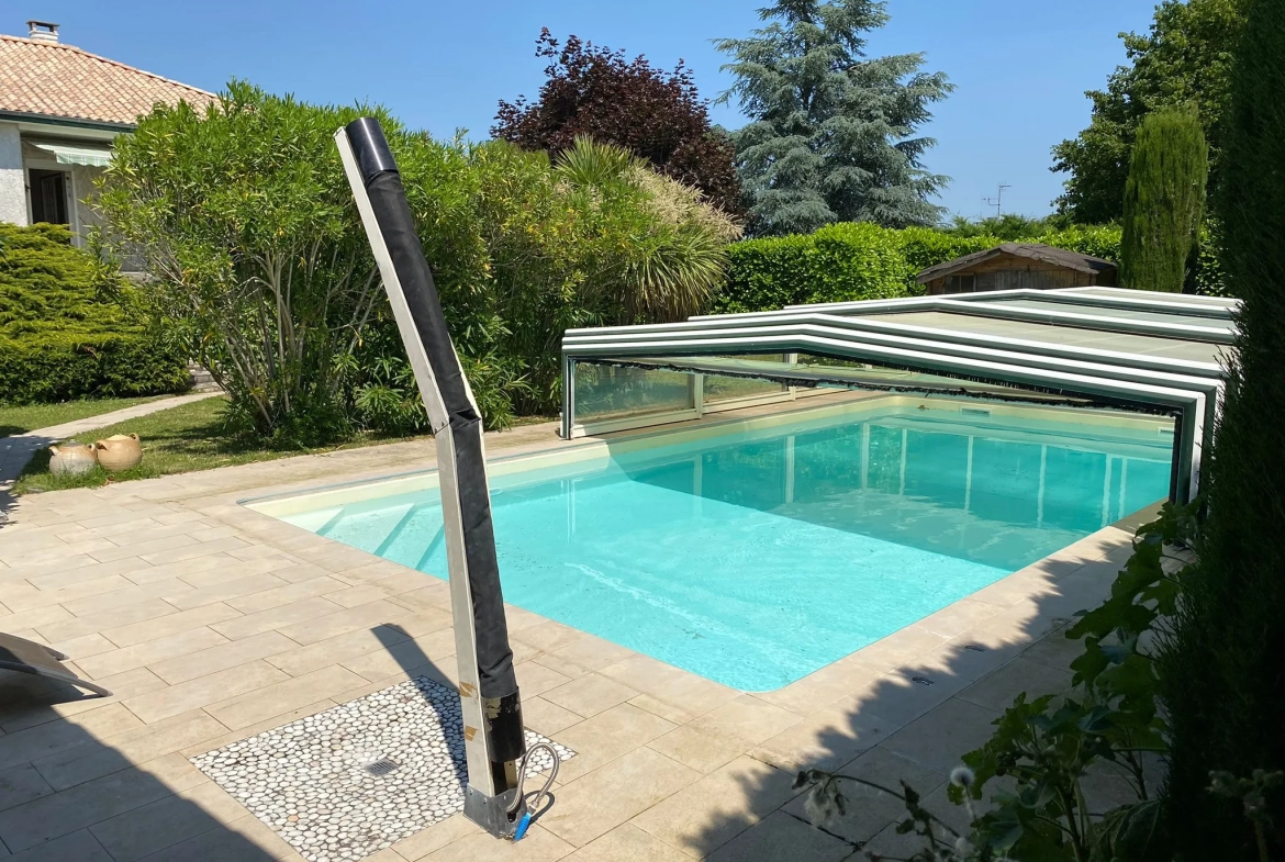 Beau pavillon à Magne avec piscine couverte 