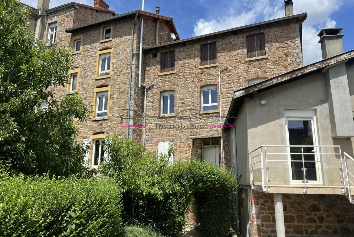 Ensemble immobilier comprenant 2 logements et terrain attenant à Bourg de Thizy 