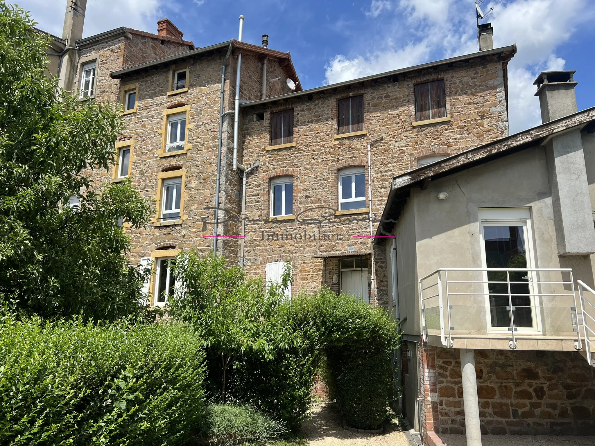 Ensemble immobilier comprenant 2 logements et terrain attenant à Bourg de Thizy 