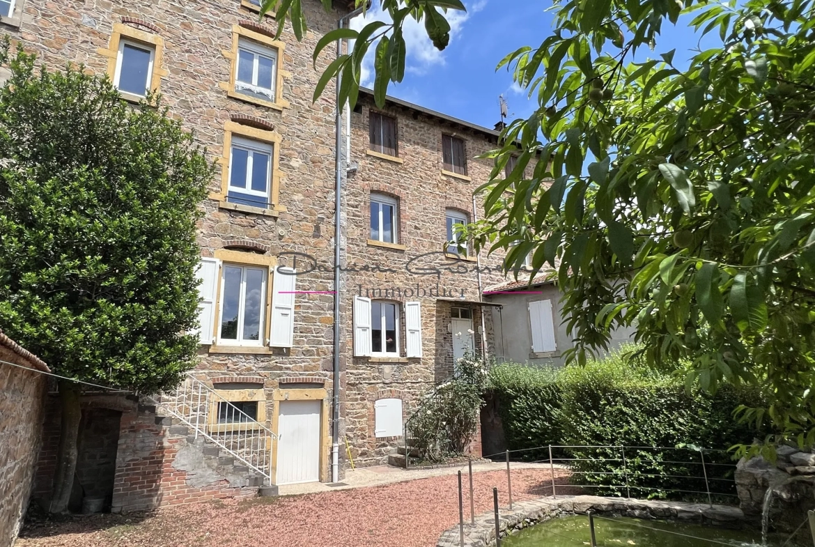 Ensemble immobilier comprenant 2 logements et terrain attenant à Bourg de Thizy 