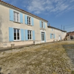 Maison Charentaise avec Dépendances à Le Gicq