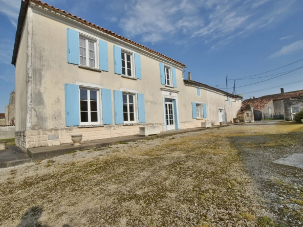 Maison Charentaise avec Dépendances à Le Gicq