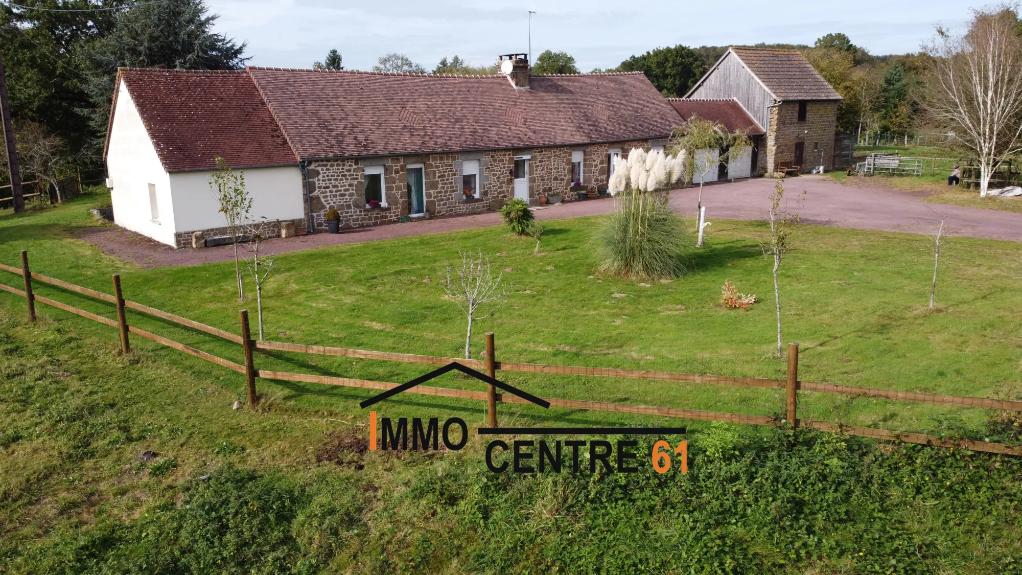 Longère plain-pied à vendre sur 2,6 hectares avec plan d'eau 