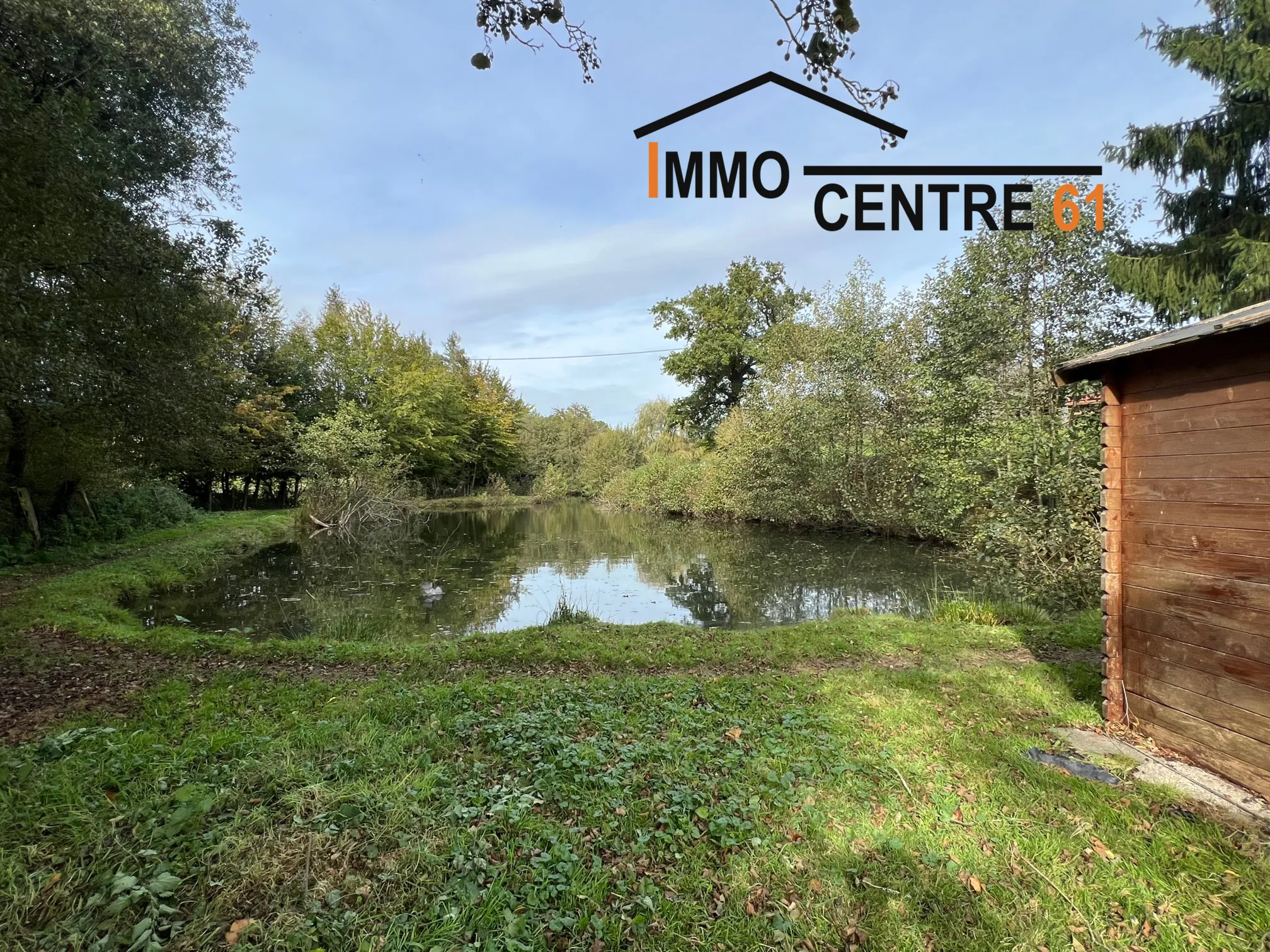 Longère plain-pied à vendre sur 2,6 hectares avec plan d'eau 