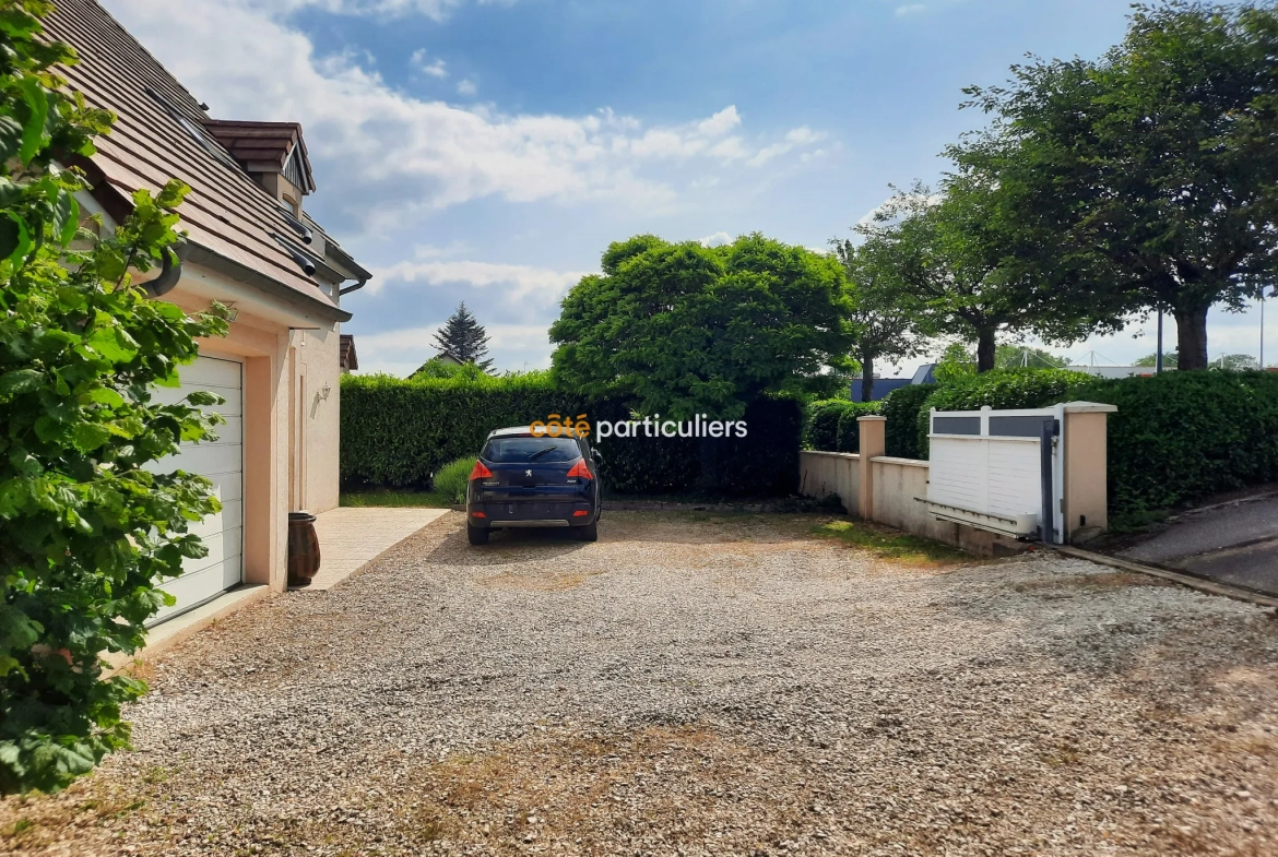 Maison indépendante à Choisey avec 4 chambres et piscine 