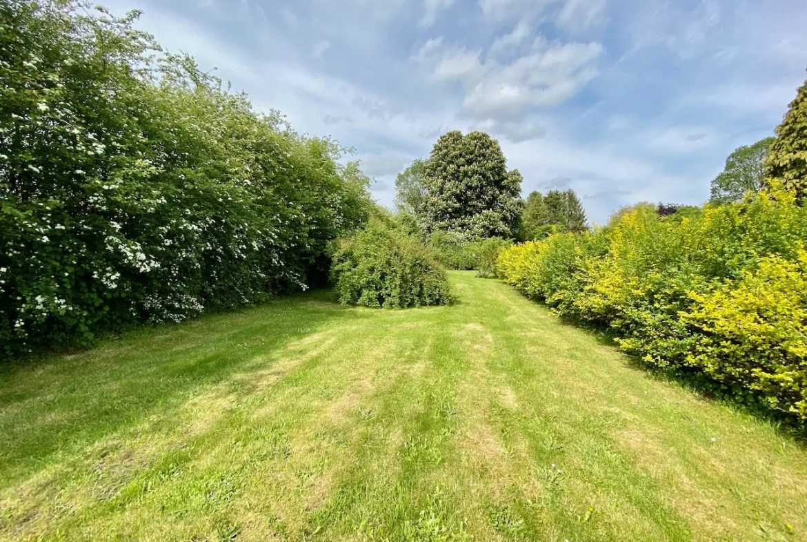 Maison Semi-Individuelle à Neuf Mesnil avec Salon Spacieux et Grand Terrain 