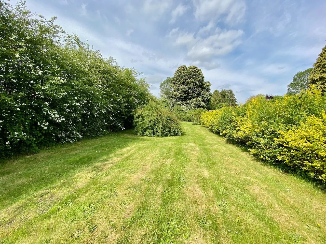 Maison Semi-Individuelle à Neuf Mesnil avec Salon Spacieux et Grand Terrain 