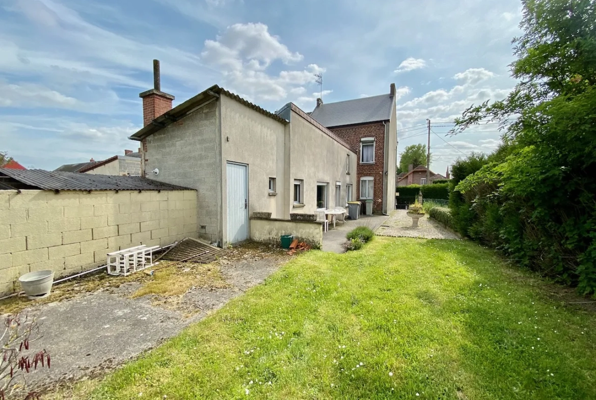 Maison Semi-Individuelle à Neuf Mesnil avec Salon Spacieux et Grand Terrain 