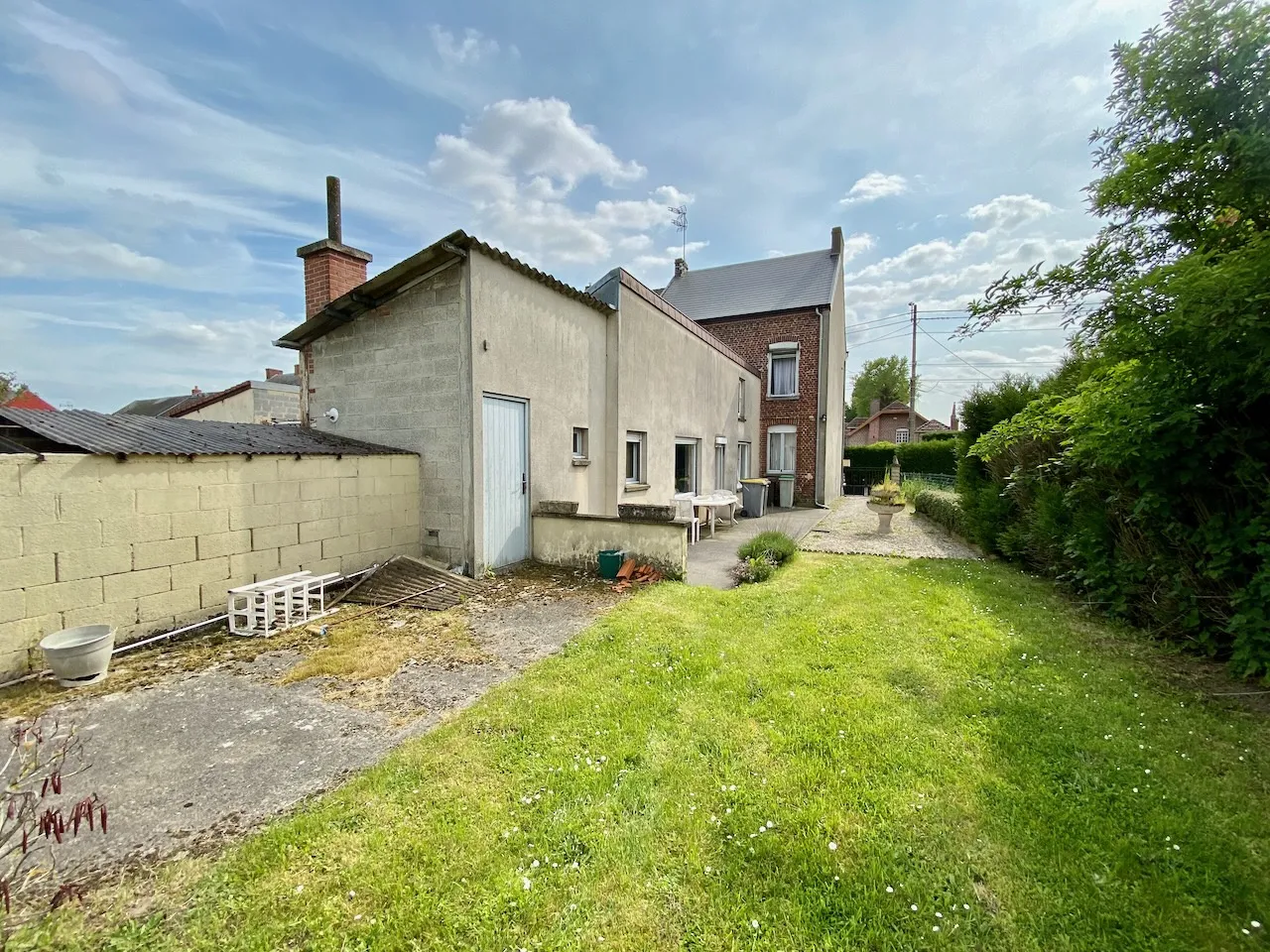 Maison Semi-Individuelle à Neuf Mesnil avec Salon Spacieux et Grand Terrain 