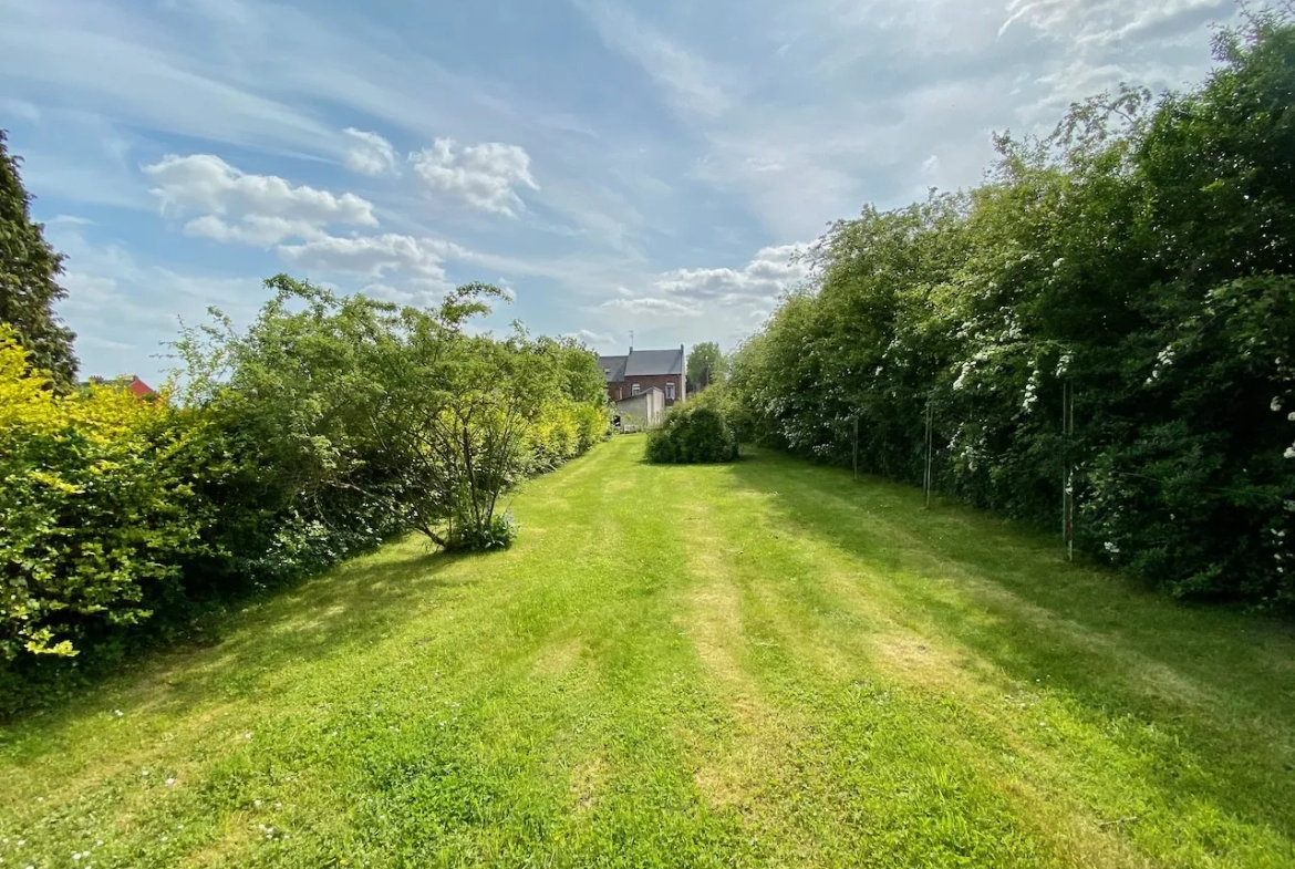 Maison Semi-Individuelle à Neuf Mesnil avec Salon Spacieux et Grand Terrain 