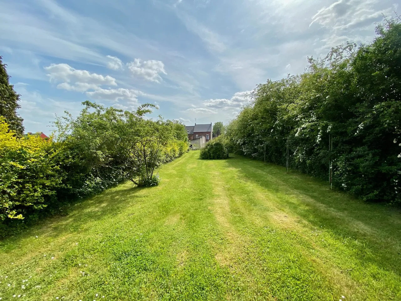 Maison Semi-Individuelle à Neuf Mesnil avec Salon Spacieux et Grand Terrain 