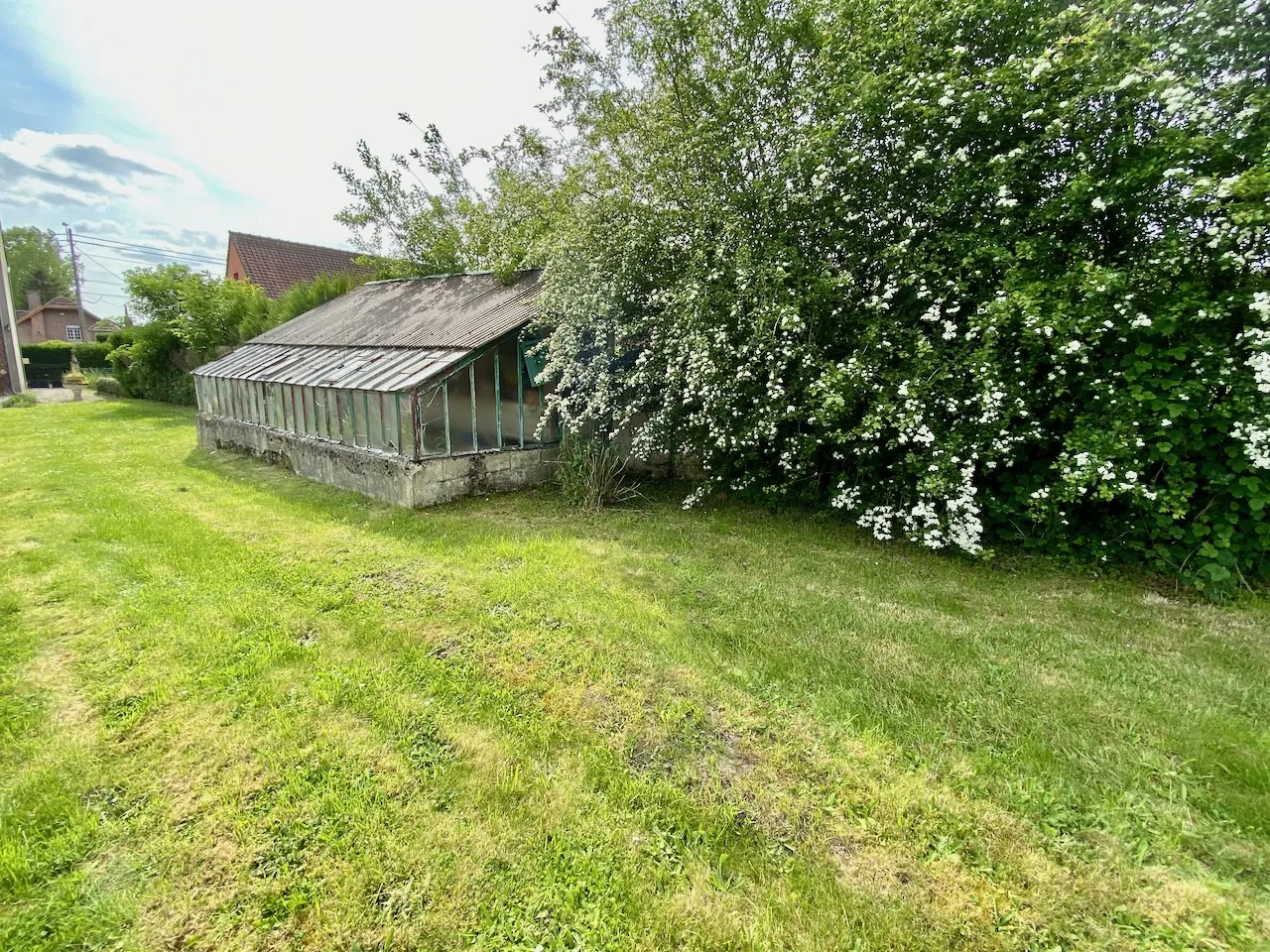 Maison Semi-Individuelle à Neuf Mesnil avec Salon Spacieux et Grand Terrain 