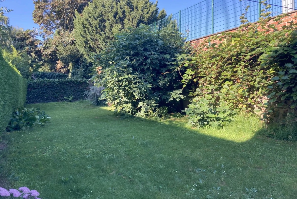 Maison de plain-pied avec deux chambres, jardin et garage à Roubaix 