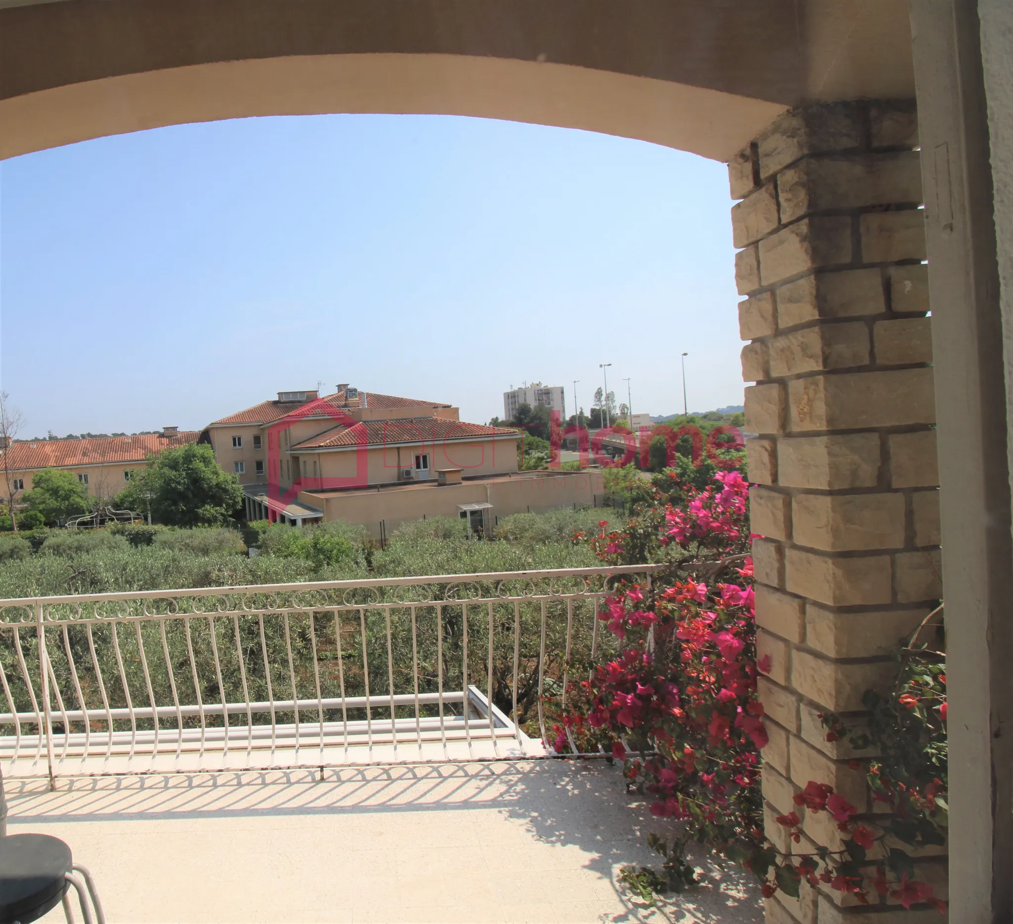 Appartement T4 haut de villa 93m2 avec balcon et terrasse 