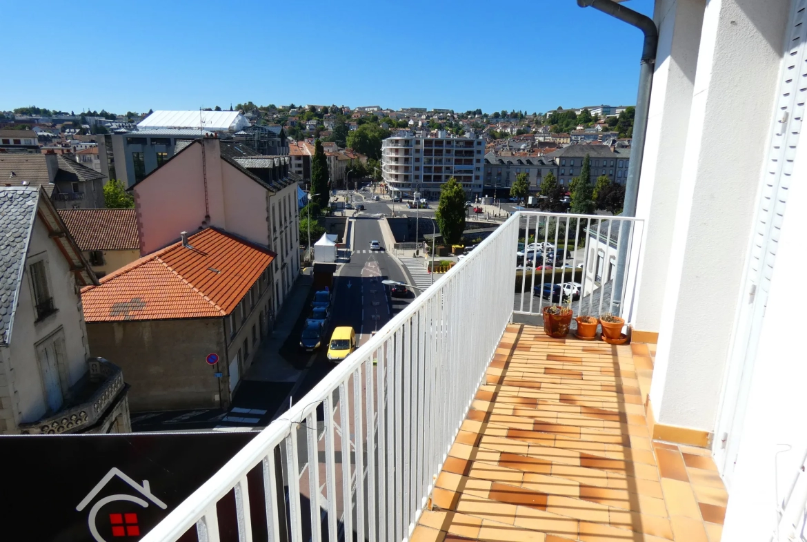 Bright T3 Apartment with Elevator, Balcony, and Garage in Aurillac 