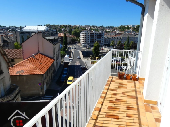 Bright T3 Apartment with Elevator, Balcony, and Garage in Aurillac