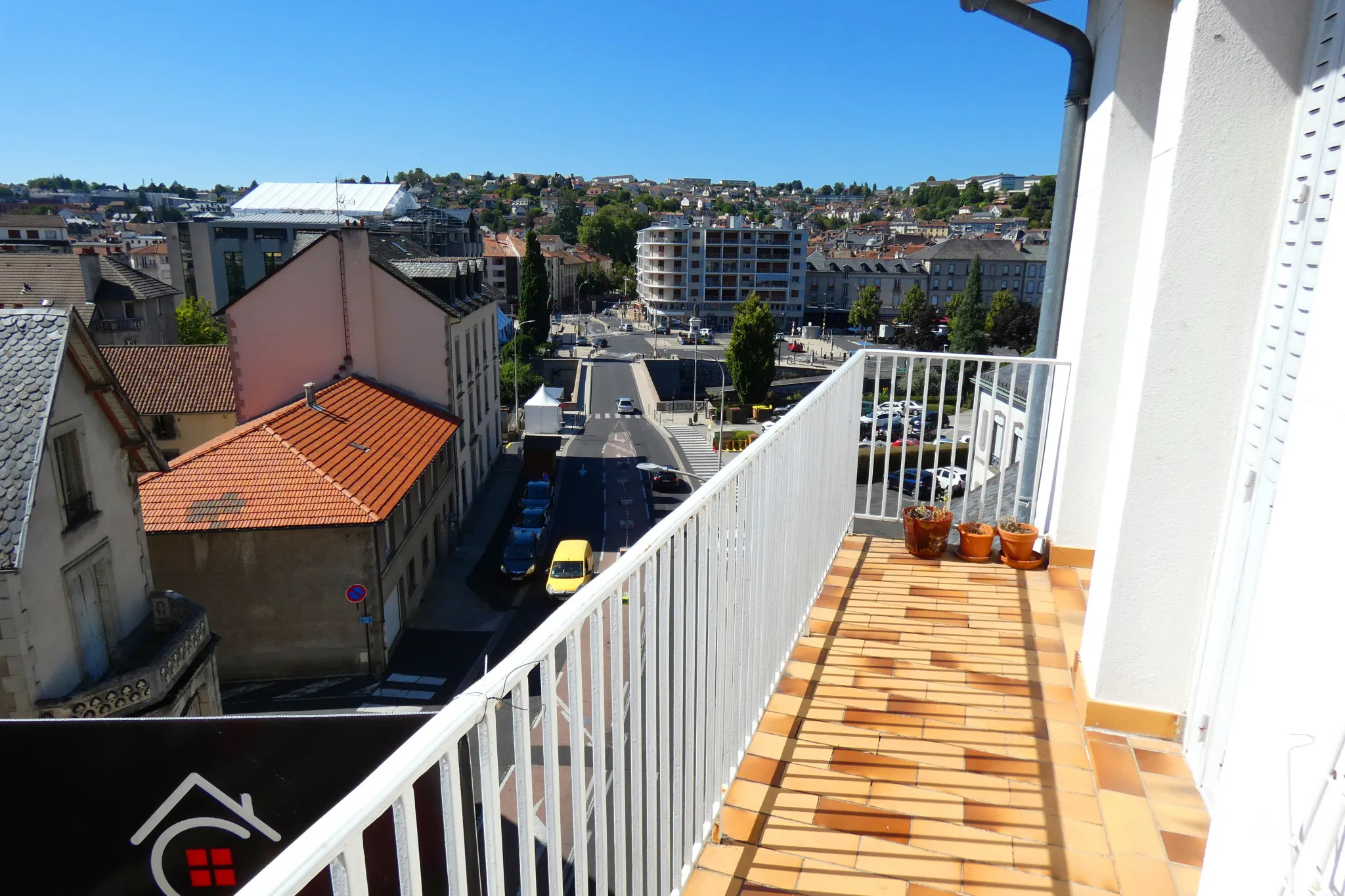 Bright T3 Apartment with Elevator, Balcony, and Garage in Aurillac 