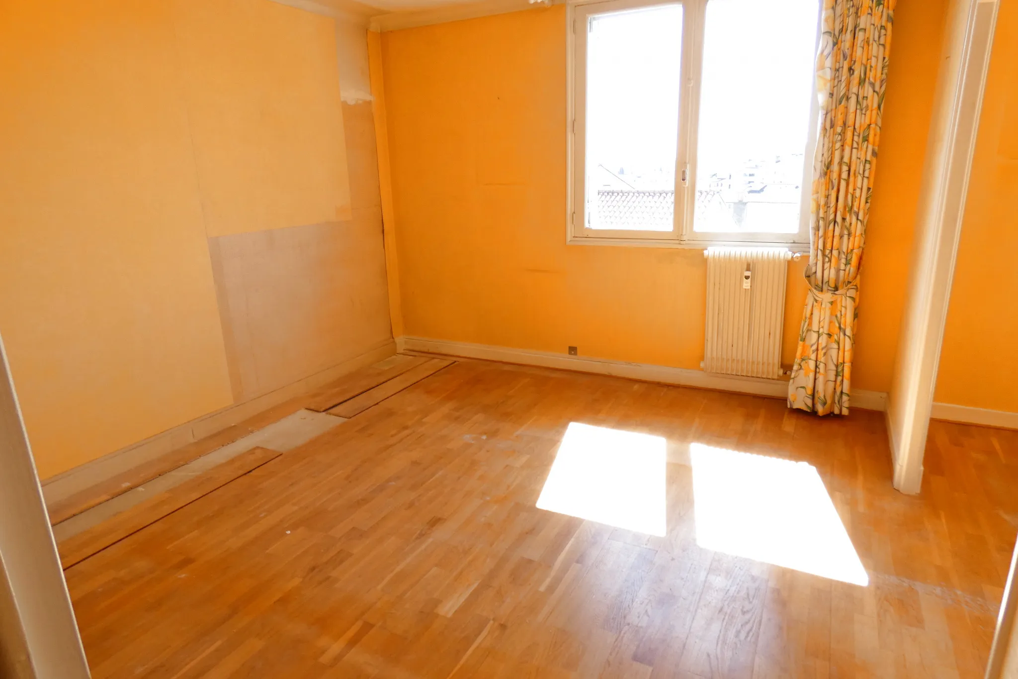 Bright T3 Apartment with Elevator, Balcony, and Garage in Aurillac 