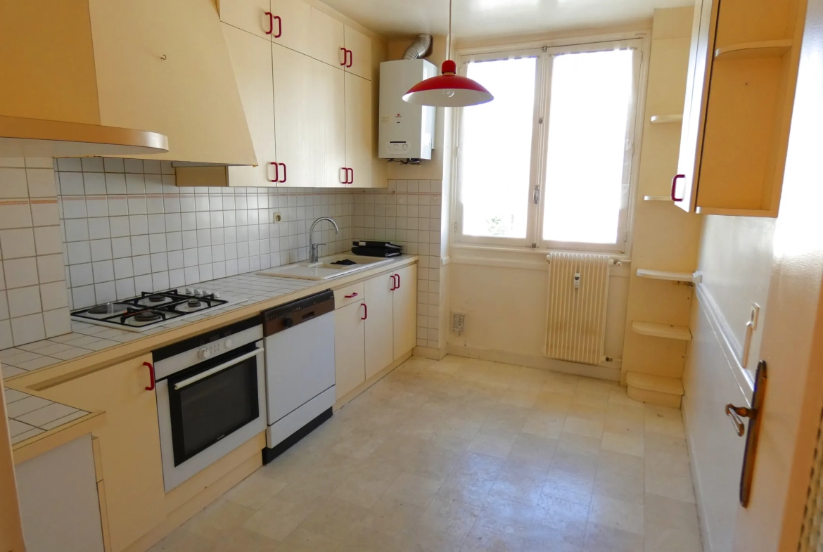 Bright T3 Apartment with Elevator, Balcony, and Garage in Aurillac 