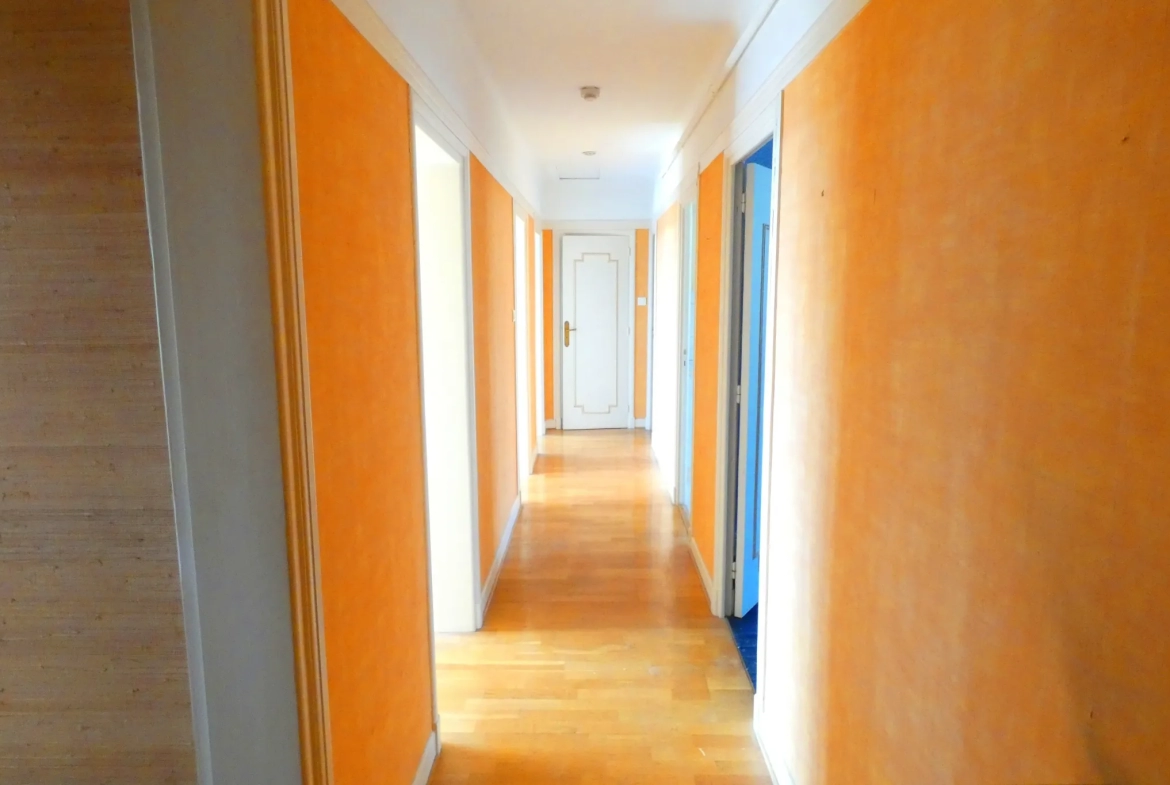 Bright T3 Apartment with Elevator, Balcony, and Garage in Aurillac 