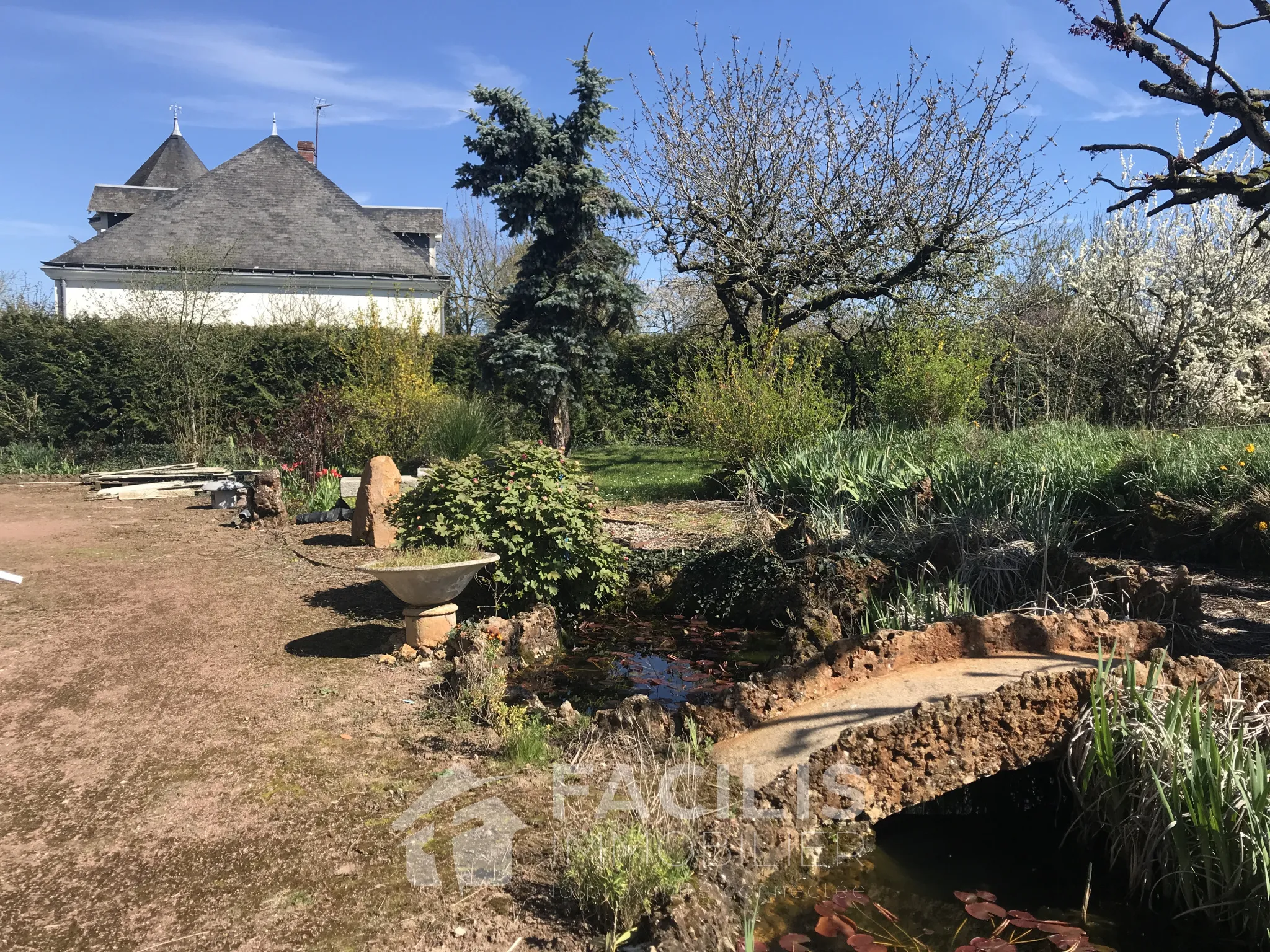 Maison proche des commodités avec studio à Loudun 