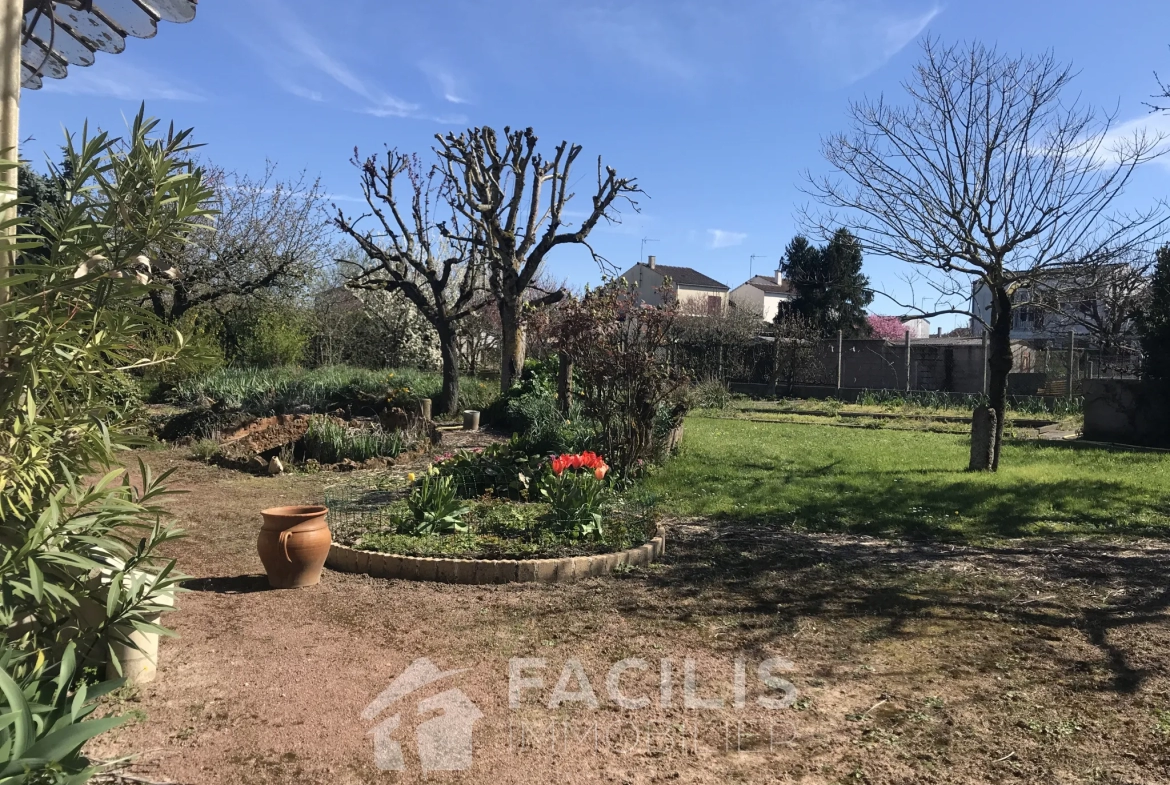 Maison proche des commodités avec studio à Loudun 